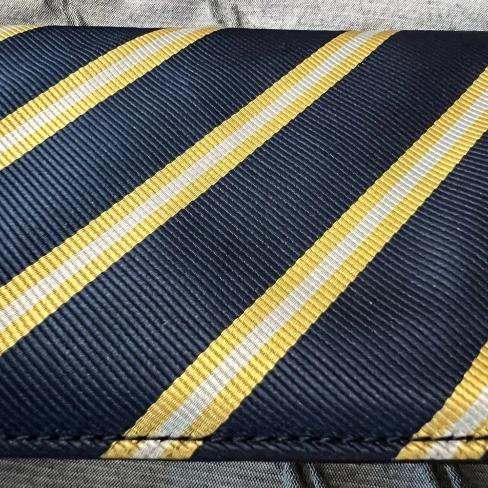 Women’s zip wallet. Silk tie design. Like new